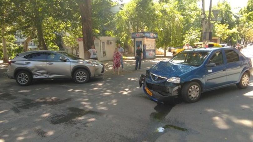 Accident violent dintre un taxi și un Lexus. Mașinile, grav avariate