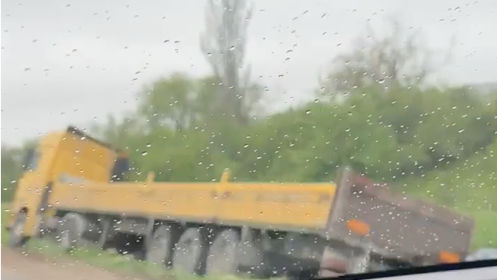 Accident pe șoseaua Balcani: Un camion a ajuns în șanț din cauza ploii