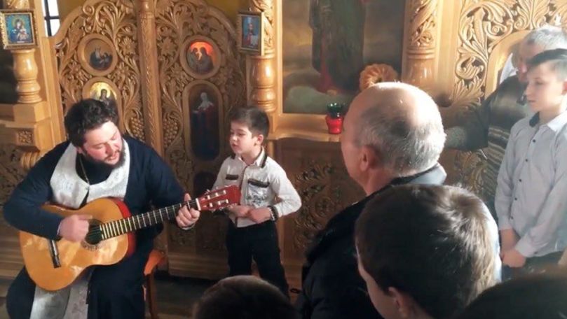 Un preot din Sângerei, filmat cum cântă cu chitara în fața altarului