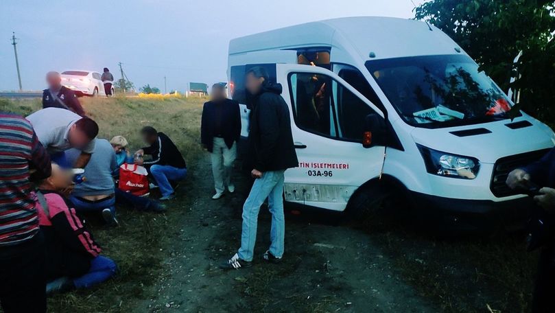 Microbuz răsturnat la Telenești: Șoferul a adormit. Sunt răniți