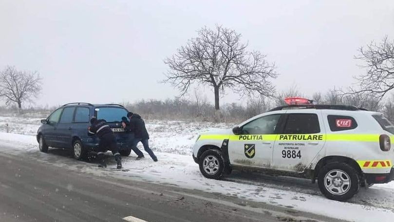 Un şofer din Moldova rămas cu maşina în drum, ajutat de poliţişti