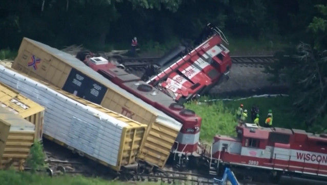 Un tren care transporta substanțe periculoase a deraiat în SUA