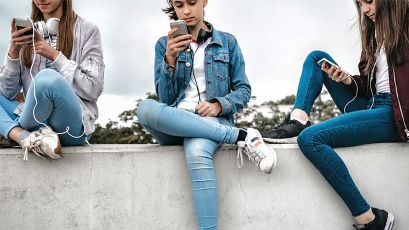 Presiunea social media, resimţită de 80% dintre adolescentele britanice