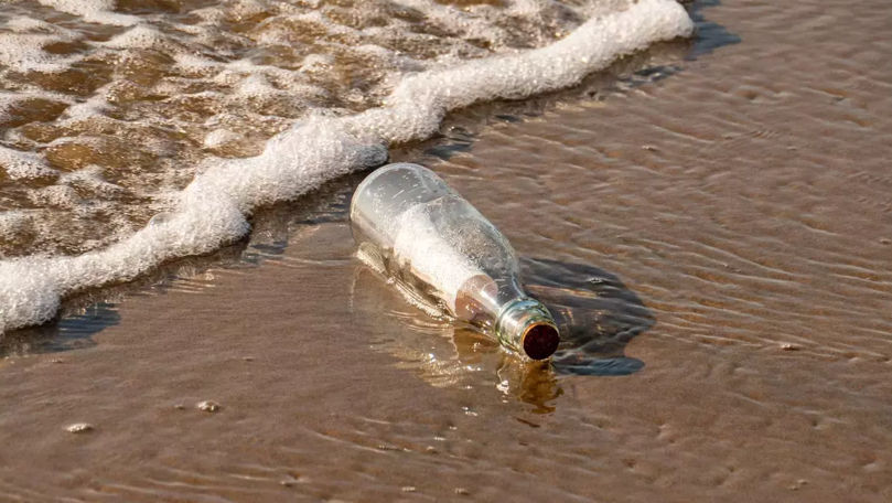 O elevă a trimis pe mare un mesaj. După 31 de ani a primit răspuns