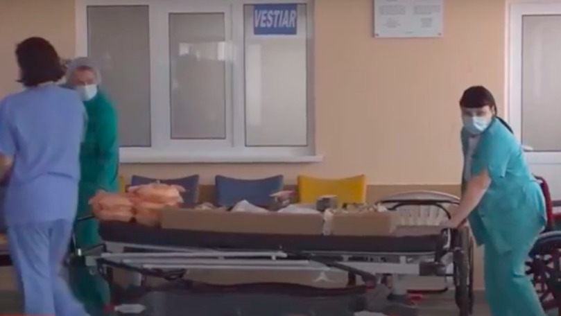 Un grup de voluntari oferă prânzuri angajaților unui spital din Capitală