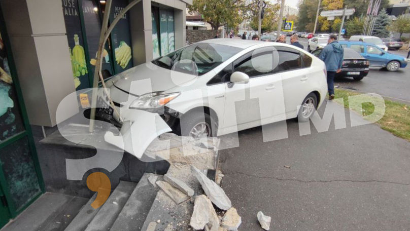 Accident pe o stradă din Capitală: Două automobile, grav avariate