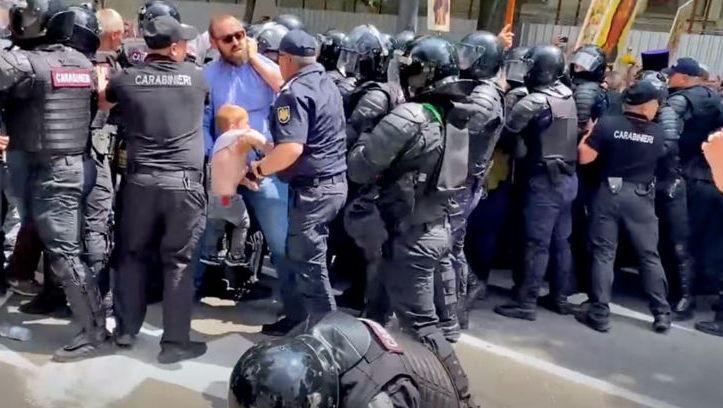 Un copil, pus în pericol la marșul religios: Ombudsmanul s-a sesizat