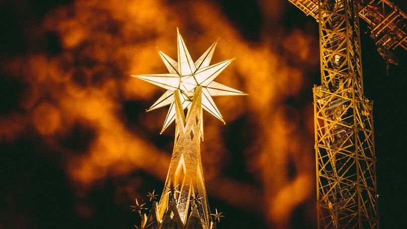 Un turn de la Sagrada Familia e luminat cu o stea de 1,5 milioane euro