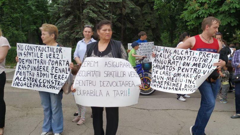 Protest în zona parcului Alunelul: Oamenii au adus pancarte