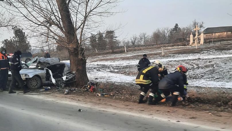 BMW, oprit în copac la Sângerei: Un mort și 2 răniți. Primele imagini