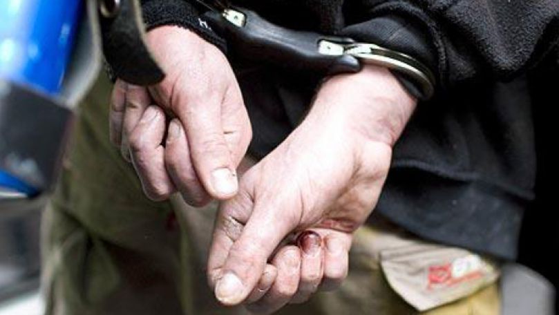 Român arestat după ce a încercat să-şi violeze nepoata de 7 ani