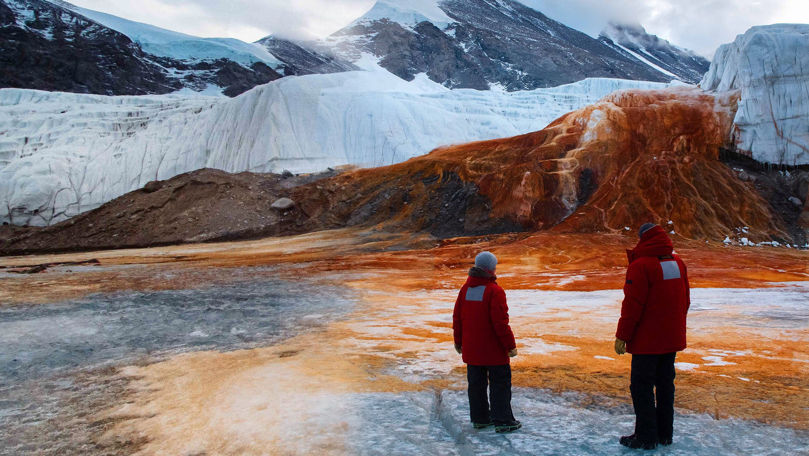 Cascada de sânge din Antarctica. De ce apa nu îngheață și curge roșie