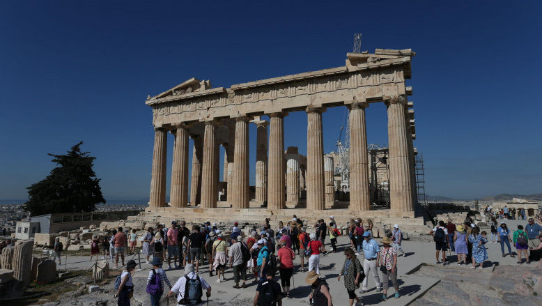 În atenția turiștilor: Masca nu va mai fi obligatorie nicăieri în Grecia