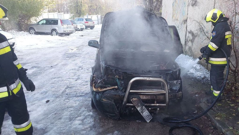 Chișinău: O mașină, cuprinsă de flăcări în parcarea unui Centru medical