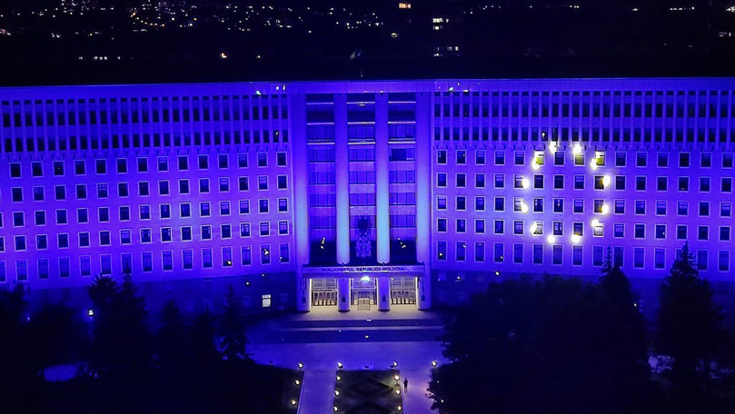 Drapelul european, reflectat pe clădirea Parlamentului R. Moldova