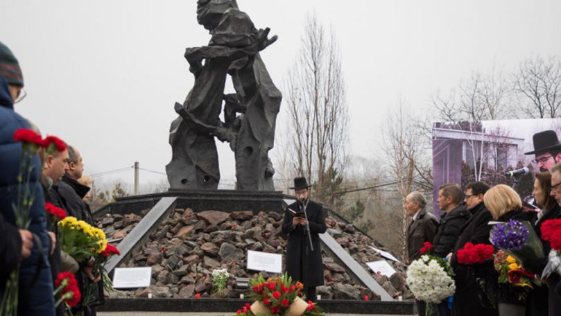 Flori și lumânări în memoria victimelor Holocaustului, la Chișinău