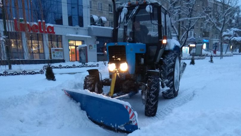 60 de autospeciale au intervenit la deszăpezirea străzilor din Capitală