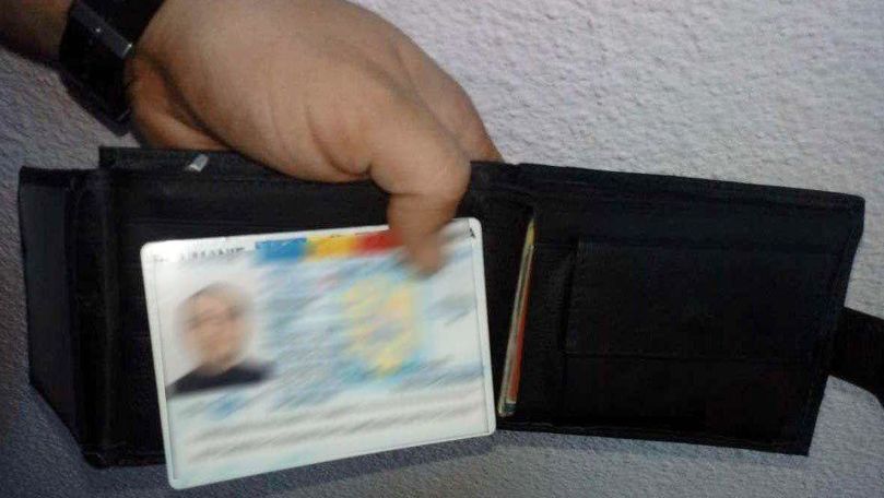 Мужчина заявил, что приобрел удостоверение личности шесть месяцев назад у неизвестного.