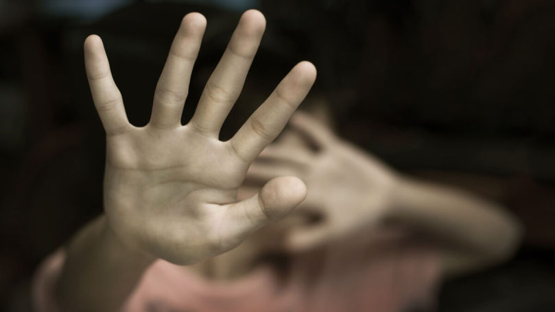 Cazul de violență din curtea unui liceu: Zece adolescenți, audiați