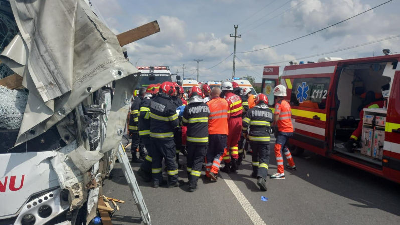 Accident grav la Iași între un autocamion şi un autocar cu 29 pasageri