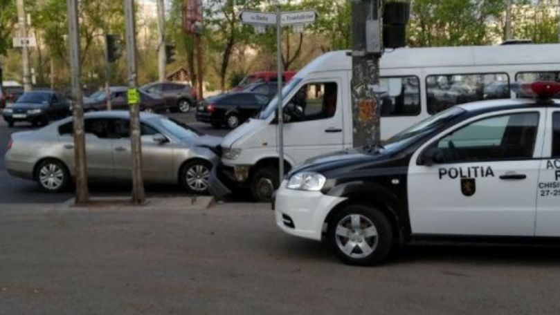 Accident la Botanica cu implicarea unui microbuz: 3 persoane, la spital