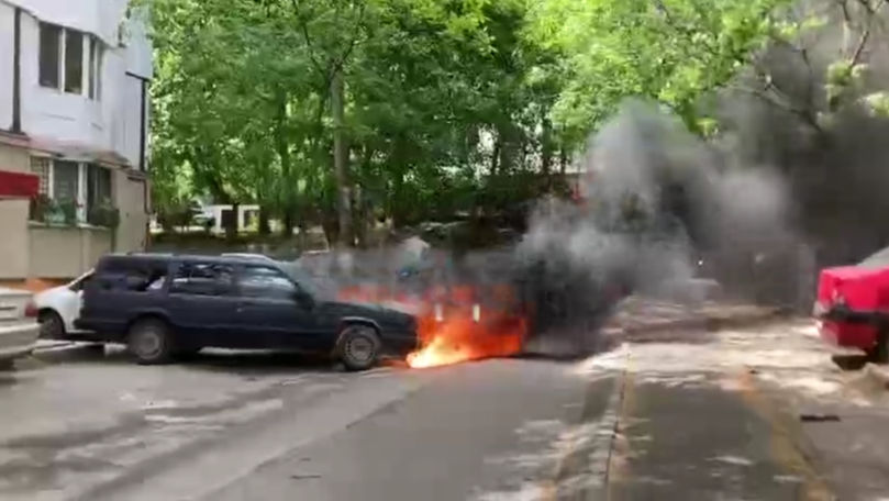 Incendiu la Ciocana: O mașină a fost cuprinsă de flăcări în plină stradă