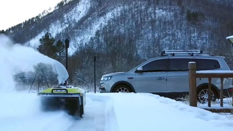 В США представлен автономный снегоуборщик Snowbol.