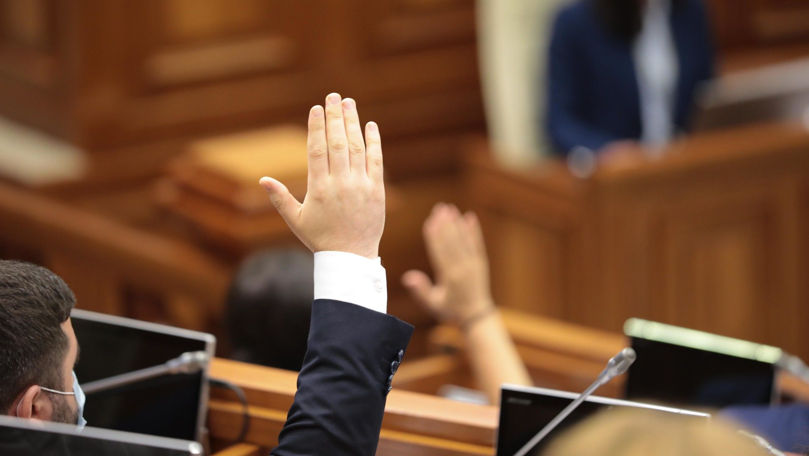 Парламент снял запрет на сжигание покрышек.