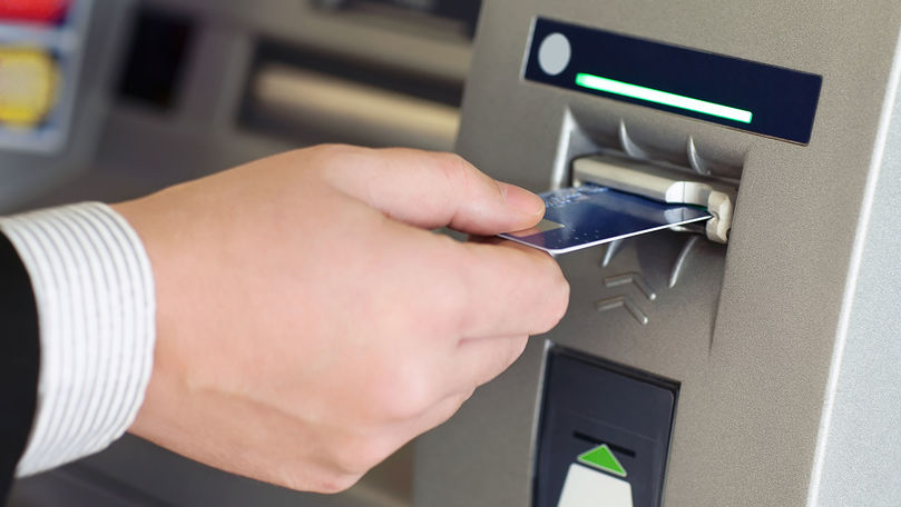 Cinci falsificatori de carduri bancare duceau o viață de lux în UE