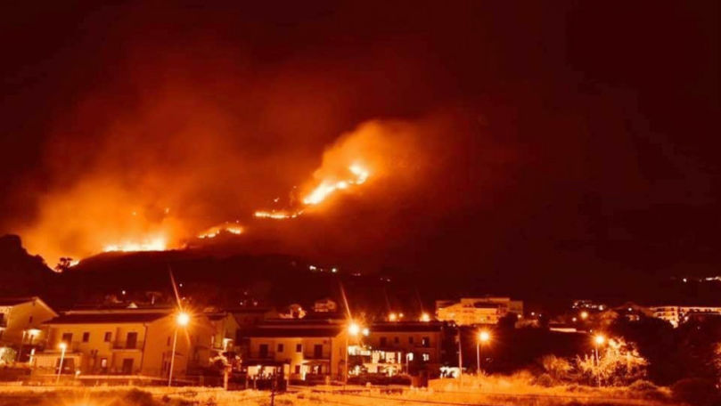 Plajă distrusă de flăcări în Catania: Incendiile amenință aeroportul