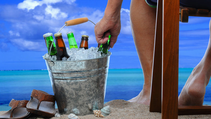 Cum să păstrezi băuturile reci la plajă cât mai mult timp. Metode simple