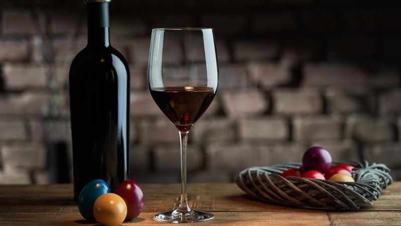 Masa de Paște. Cât alcool înseamnă prea mult și ce băuturi îngrașă