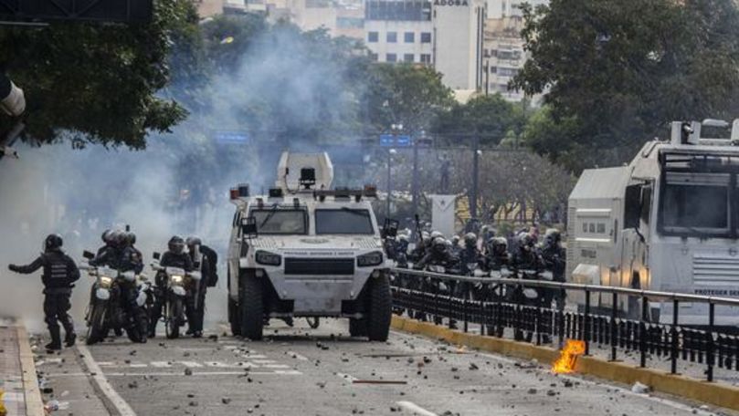 Peste 50 de persoane, reţinute în timp ce jefuiau un market din Caracas
