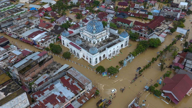 Orașe sub ape în Indonezia: Doi copii morți și mii de oameni evacuați