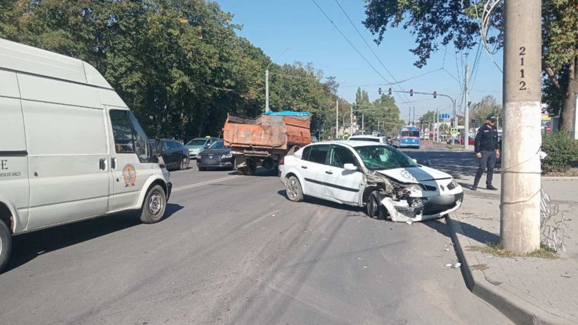 Bălți: Un șofer beat criță a ajuns cu mașina într-un pilon