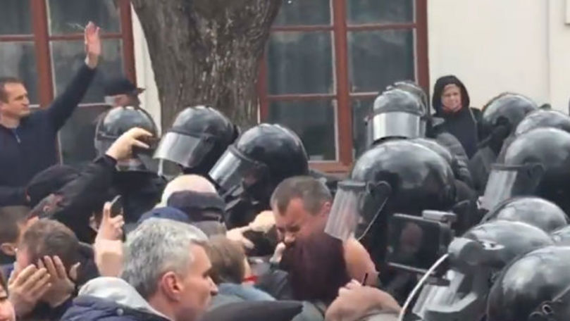 Amnesty cere investigarea comportamentului polițiștilor de la protest