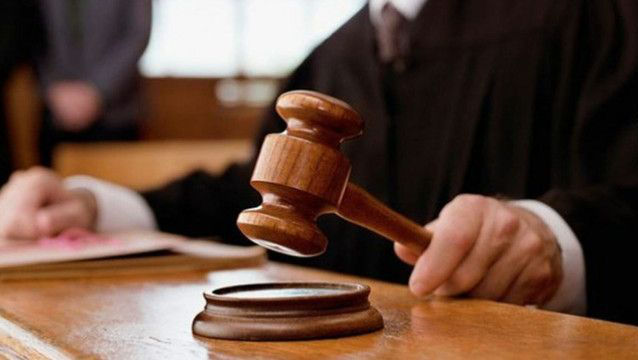 Executor judecătoresc din Chișinău și doi complici, pe banca acuzaților