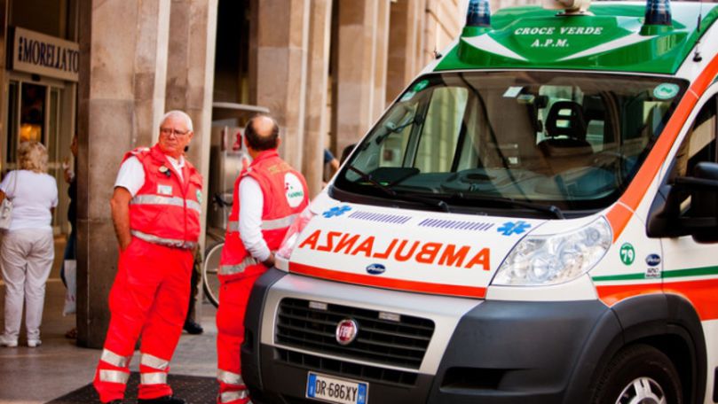 Româncă bătută de italieni pentru că făcea curat în fața casei