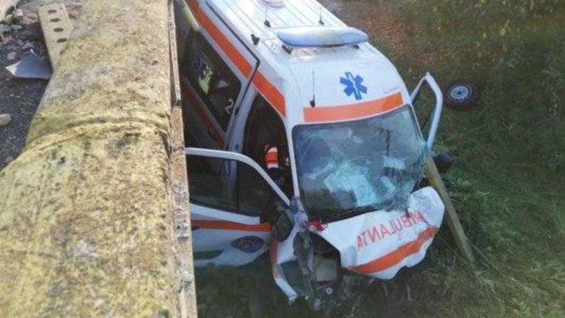 O ambulanţă care transporta un pacient cu COVID-19 a căzut de pe un pod