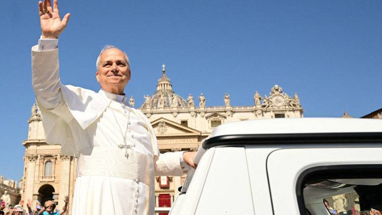 Papa Leon rupe codul vestimentar papal cu un accesoriu sport