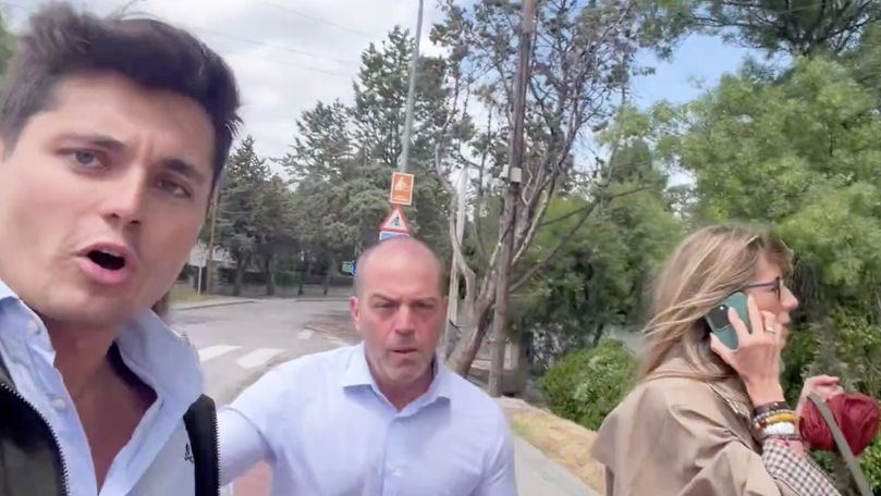 Жена Санчеса пожаловалась на блогера, пытавшегося расспросить ее о коррупционном деле.