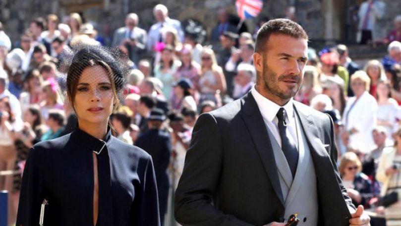 Cuplul Beckham scot la licitaţie ţinutele de la nunta prinţului Harry