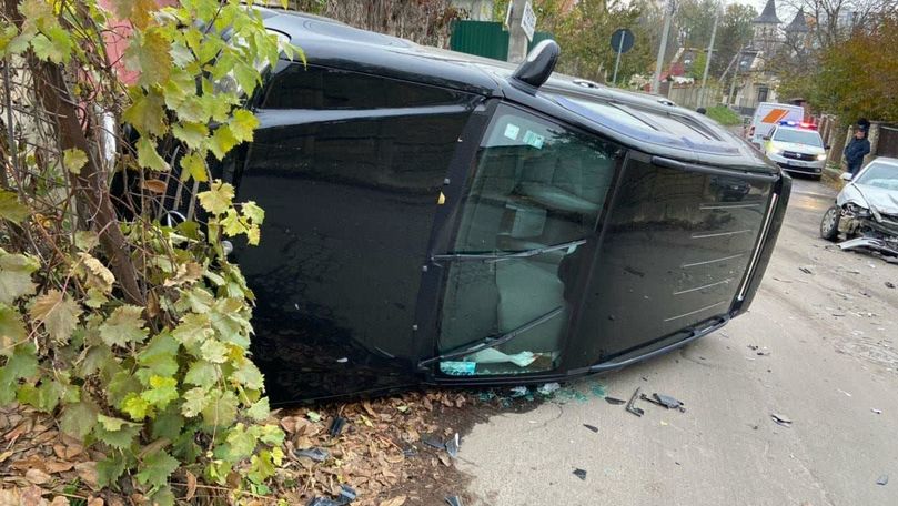 Grav accident în Capitală: O mașină s-a răsturnat la o intersecție