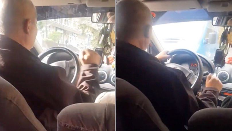 Un taximetrist, filmat cum dansează în timp de conduce