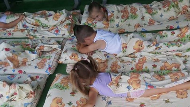Grădinița din Capitală în care copiii dorm la amiază în aer liber