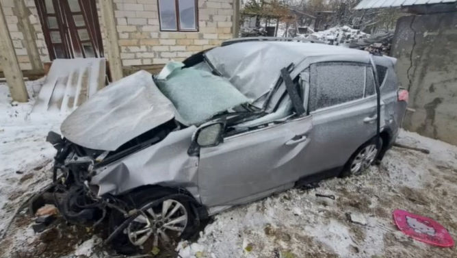 Accident la Iași: O șoferiță moldoveancă, transportată la spital