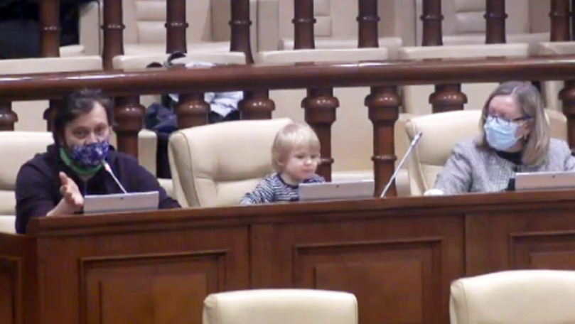 Депутат Алайба привел ребенка на пленарное заседание.