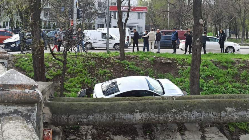 Chișinău: O mașină a ajuns în râul Bîc, în urma unui accident