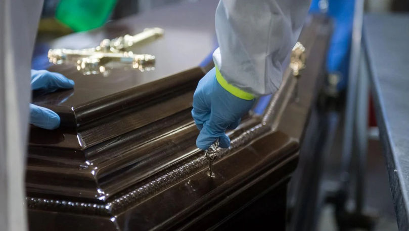 Un bărbat mort, pus în sicriul greșit. Reacția firmei de pompe funebre