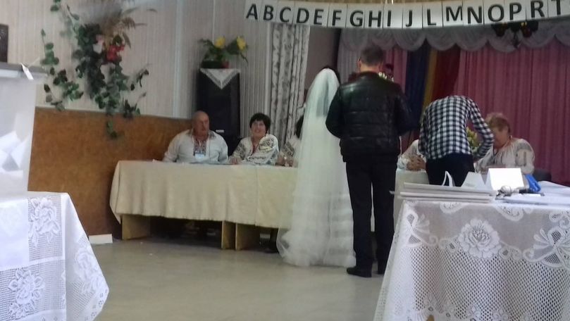 Tineri însurăței, surprinși la o secție de votare din Telenești